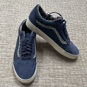 VANS (SZ 10) OLD SCHOOL CLASSIC LACE UP SNEAKERS